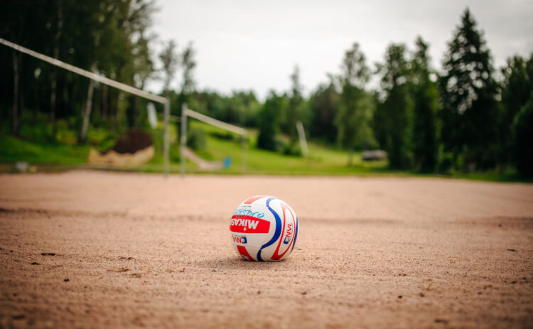 bild på beachvolley i Huddinge med en boll på sanden i förgrunden
